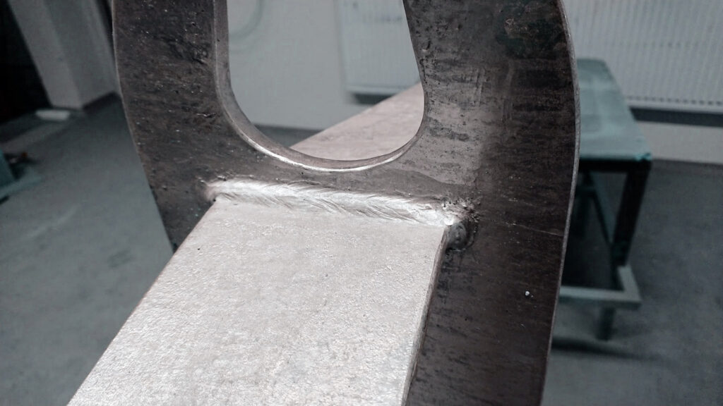Special low profile lifting beam